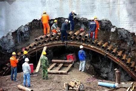 灵寿隧道钢花管支护案例